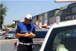 Büyükşehir yayaları zora sokan kaldırım işgalini sıkı takibe aldı