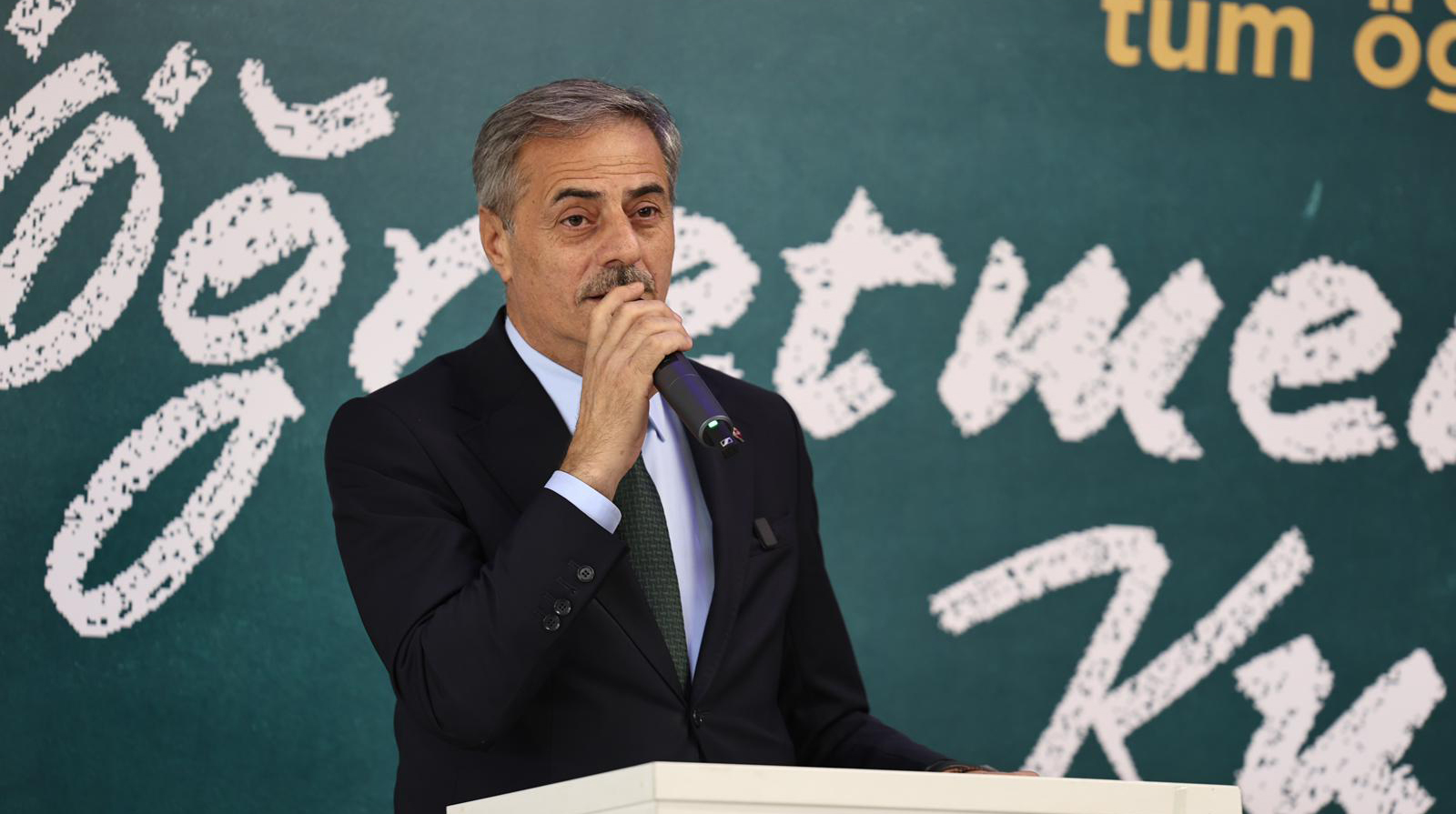 “Öğretmenlik hiçbir ölçüyle tarif edilmeyecek kadar yüce bir meslektir”