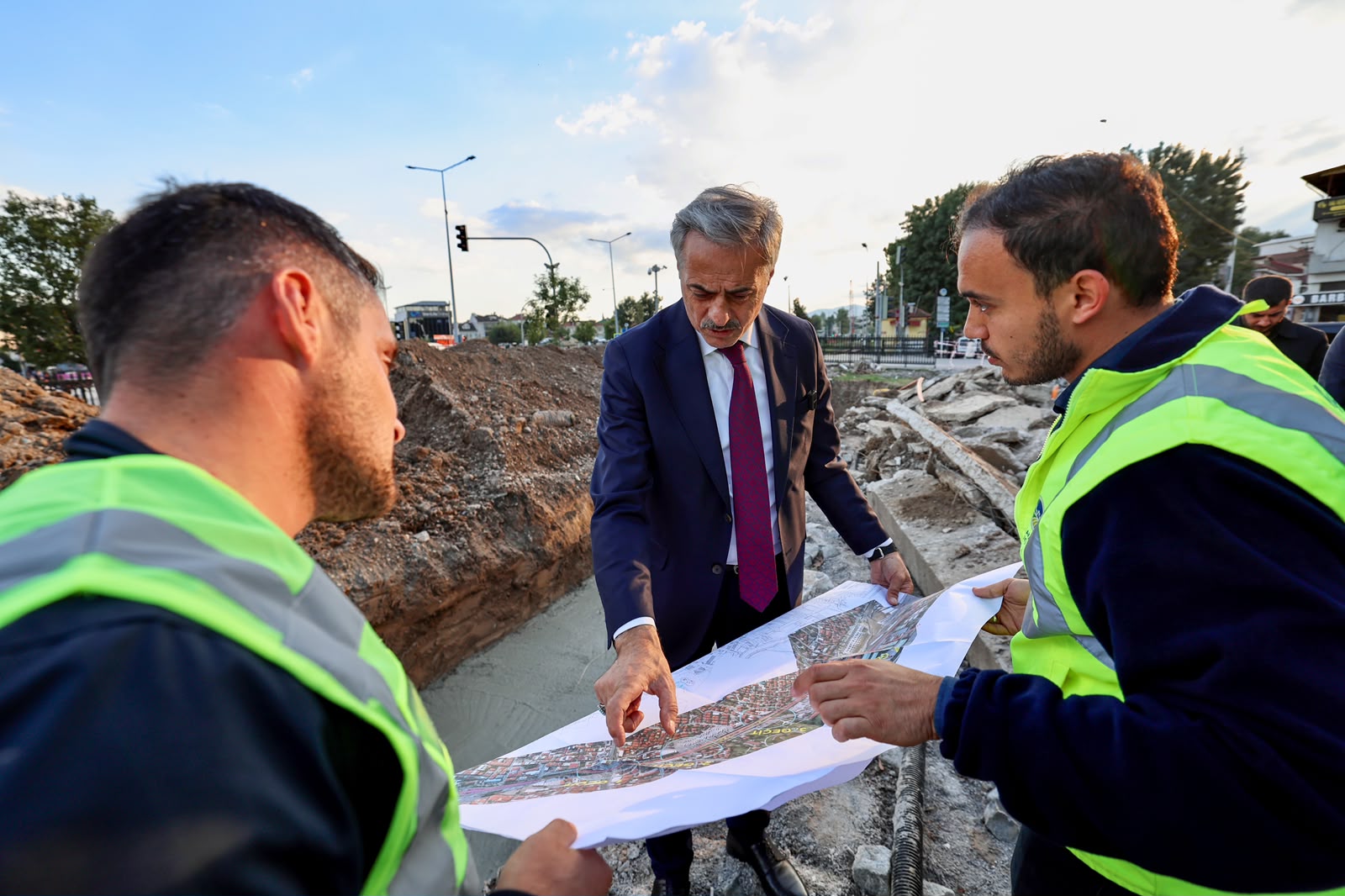 Raylar dönüşüyor, merkeze yemyeşil bir koridor geliyor: Kazıya geçildi, Yusuf Alemdar bizzat yerinde inceledi